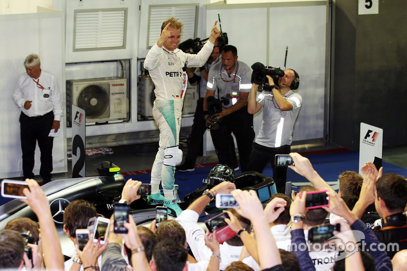 Ganador de la carrera Nico Rosberg, Mercedes AMG F1 celebra en parc ferme