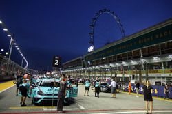 Grid girl de Jean-Karl Vernay, Leopard Racing, Volkswagen Golf GTI TCR