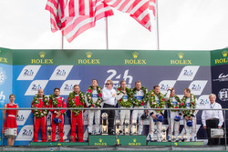 Podium LMGT Pro : les vainqueurs #68 Ford Chip Ganassi Racing Ford GT: Joey Hand, Dirk Müller, Sébastien Bourdais, les 2es #82 Risi Competizione Ferrari 488 GTE: Giancarlo Fisichella, Toni Vilander, Matteo Malucelli, les 3es #69 Ford Chip Ganassi Racing Ford GT: Ryan Briscoe, Richard Westbrook, Scott Dixon