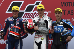 Podium: pemenang Francesco Bagnaia, Aspar Team Mahindra, peringkat kedua Fabio Di Giannantonio, Gres