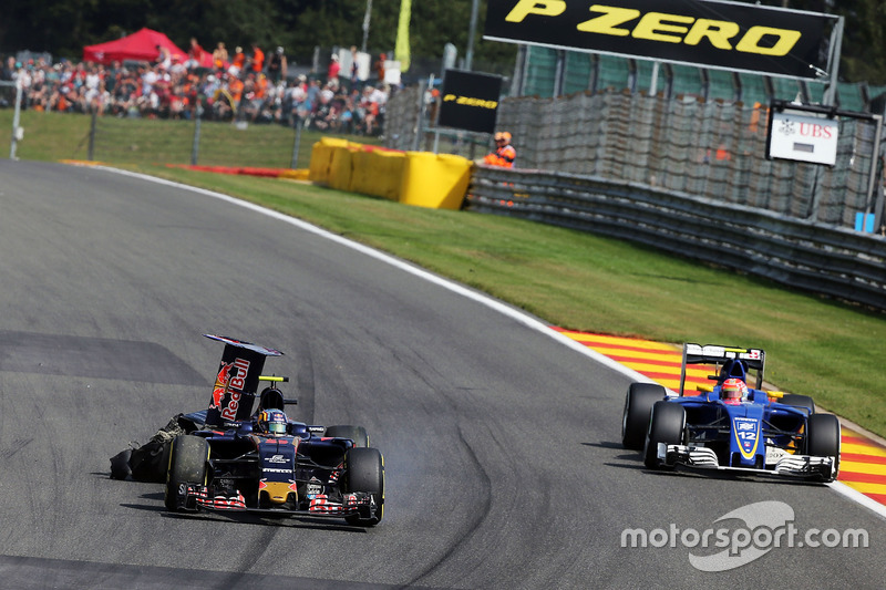 Carlos Sainz Jr., Scuderia Toro Rosso STR11 patlak lastik ve hasarlı arka kanat ile