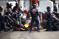 Max Verstappen, Red Bull Racing RB12 s'arrête aux stands