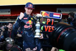 Победитель гонки - Макс Ферстаппен, Red Bull Racing празднует с командой