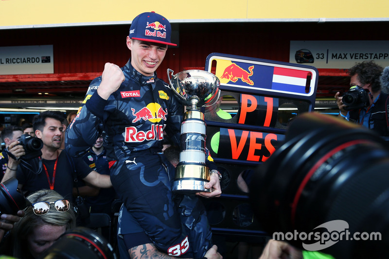 1. Max Verstappen, Red Bull Racing, feiert mit dem Team