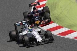 Felipe Massa, Williams FW38 and Daniil Kvyat, Scuderia Toro Rosso STR11 battle for position