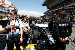 Mark Temple en la parrilla delante de Fernando Alonso, coche de McLaren MP4-31