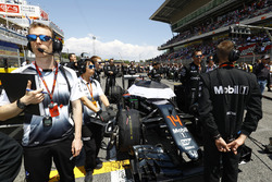 Mark Temple en la parrilla delante de Fernando Alonso, coche de McLaren MP4-31