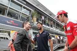 Jorge Lorenzo, pilotod de MotoGP con Daniel Ricciardo, Red Bull Racing y Jean-Eric Vergne, Ferrari piloto de prueba y desarrollo