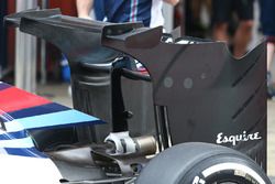 Williams FW 38, ala posteriore con doppio flap ed extra winglets