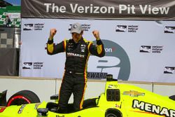 Polesitter Simon Pagenaud, Team Penske Chevrolet