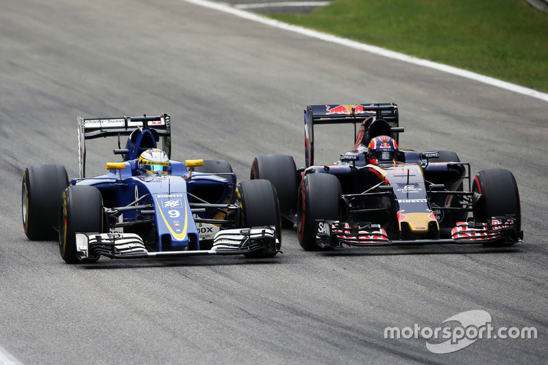 (L to R): Marcus Ericsson, Sauber C35 and Daniil Kvyat, Scuderia Toro Rosso STR11 battle for positio