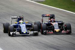 (L to R): Marcus Ericsson, Sauber C35 and Daniil Kvyat, Scuderia Toro Rosso STR11 battle for position