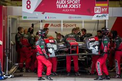 Pit crew working on the damaged #8 Audi Sport Team Joest Audi R18 e-tron quattro: Lucas di Grassi, Loic Duval, Oliver Jarvis