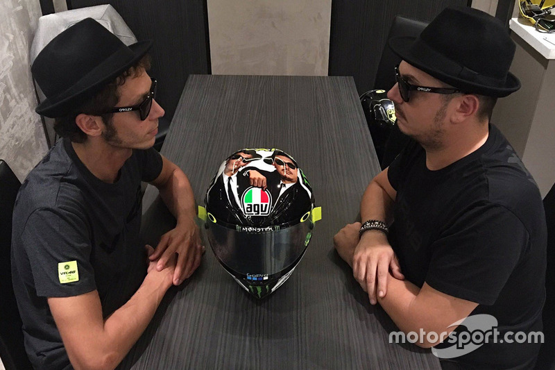 Valentino Rossi, Yamaha Factory Racing con Alessio Salucci y su casco de los Blues Brothers
