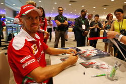 Sebastian Vettel, Ferrari firma autografi ai fans