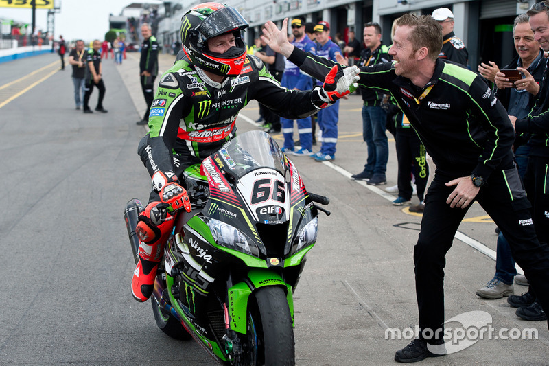 Tom Sykes, Kawasaki Racing Team, vincitore di Gara 1 con il suo ingegnere, Marcel Duinker