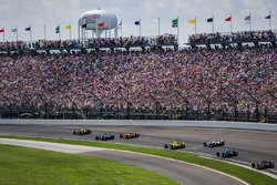 Start: James Hinchcliffe, Schmidt Peterson Motorsports Honda leads