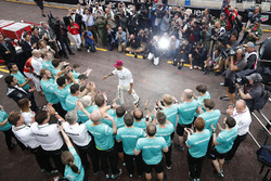 Ganador de la carrera Lewis Hamilton, Mercedes AMG F1 celebra con el equipo