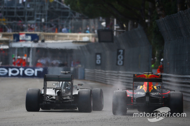 Lewis Hamilton, Mercedes AMG F1 W07 y Daniel Ricciardo, Red Bull Racing RB12