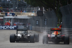 Lewis Hamilton, Mercedes AMG F1 W07 and Daniel Ricciardo, Red Bull Racing RB12
