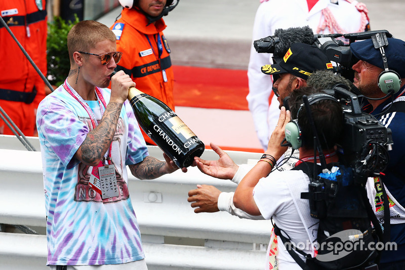 Justin Bieber não só viu a vitória de seu amigo, Lewis Hamilton, como também deu um gole no champanhe da vitória