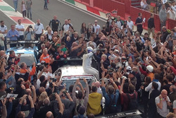 Alex Zanardi, BMW Team Italia, festeggia nel parco chiuso