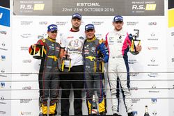 Podium: le vainqueur #9 Team Marc VDS Renault RS01: Fabian Schiller; le deuxième #15 Team Marc VDS Renault RS01: Fran Rueda; le troisième #3 R-ace GP Racing Renault RS01: Fredrik Blomsted