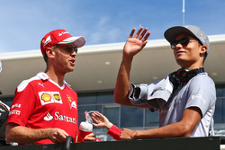 Sebastian Vettel, Ferrari avec Pascal Wehrlein, Manor Racing lors de la parade des pilotes