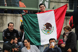 Des fans avec un drapeau mexicain dans les tribunes