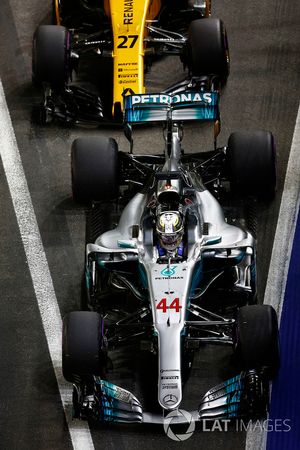 Lewis Hamilton, Mercedes AMG F1 W08, Nico Hulkenberg, Renault Sport F1 Team RS17