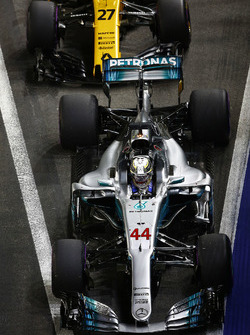 Lewis Hamilton, Mercedes AMG F1 W08, Nico Hulkenberg, Renault Sport F1 Team RS17