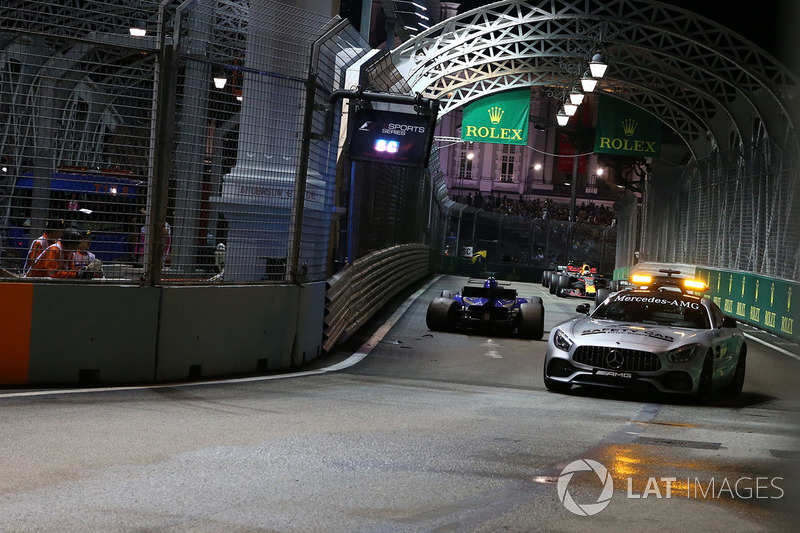 La Safety car, a guida del gruppo, supera la monoposto incidentata di Marcus Ericsson, Sauber C36 viene recuperata