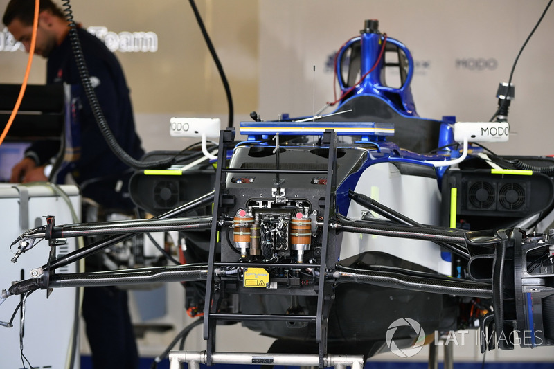 Sauber C36 front suspension and chassis detail