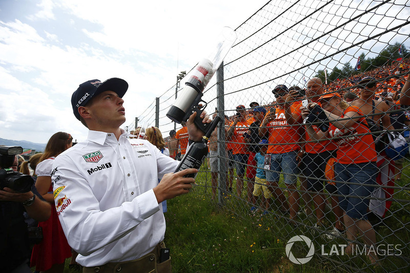 Met een kanon schiet Verstappen shirts het publiek in