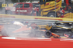 Столкновение: Даниил Квят, Scuderia Toro Rosso STR12, Фернандо Алонсо, McLaren MCL32, и Макс Ферстап