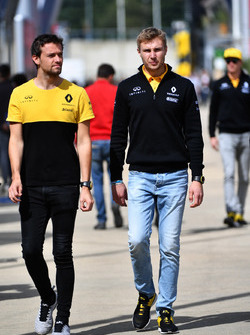 Гонщик Renault Sport F1 Team Джолион Палмер и тест-пилот команды Сергей Сироткин