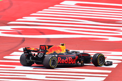 Max Verstappen, Red Bull Racing RB13, broken suspension on lap one