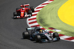 Lewis Hamilton, Mercedes AMG F1 W08, Sebastian Vettel, Ferrari SF70H