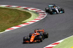 Stoffel Vandoorne, McLaren MCL32, Lewis Hamilton, Mercedes AMG F1 W08