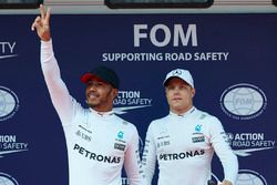 Обладатель поул-позиции Льюис Хэмилтон и Валттери Боттас, Mercedes AMG F1