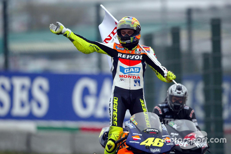 Valentino Rossi, Repsol Honda Team, fête sa victoire