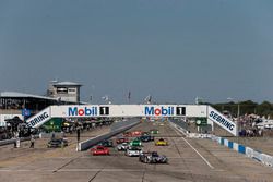 Start: #13 Rebellion Racing, ORECA 07: Neel Jani, Sébastien Buemi, Nick Heidfeld, führt