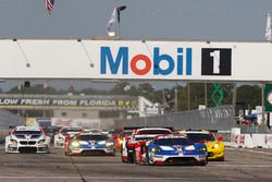 Arrancada GTLM, #66 Ford Performance Chip Ganassi Racing Ford GT: Joey Hand, Dirk Müller, Sébastien 