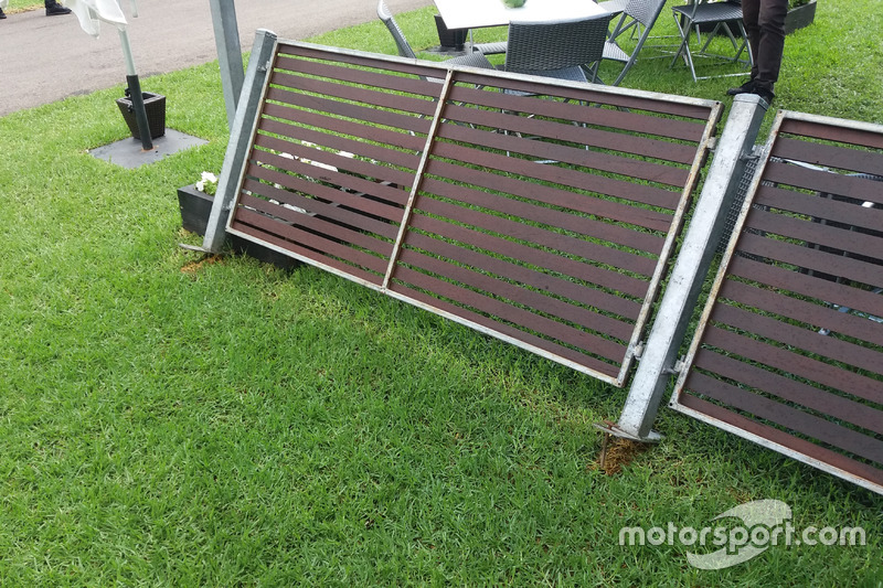 Pagar yang diterpa angin di dekat hospitality area Manor Racing