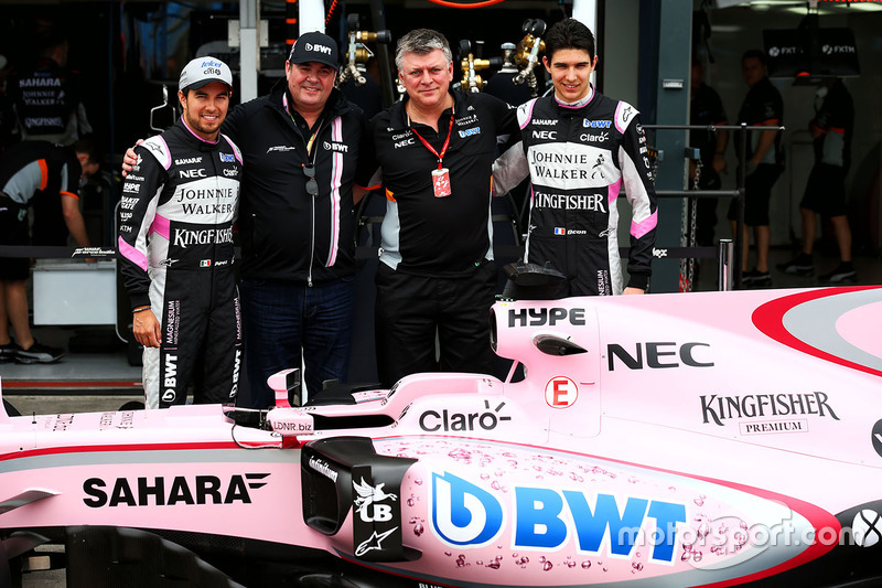 Sergio Perez, Sahara Force India F1, Lutz Huebner, jefe de marketing de BWT; Otmar Szafnauer, jefe de operaciones de Sahara Force India F1 y Esteban Ocon, Sahara Force India F1 Team