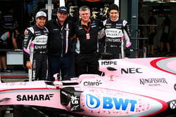 Гонщик Sahara Force India F1 Серхио Перес, маркетинговый директор BWT Лутц Хюбнер, главный операционный директор команды Отмар Шафнауэр и Эстебан Окон