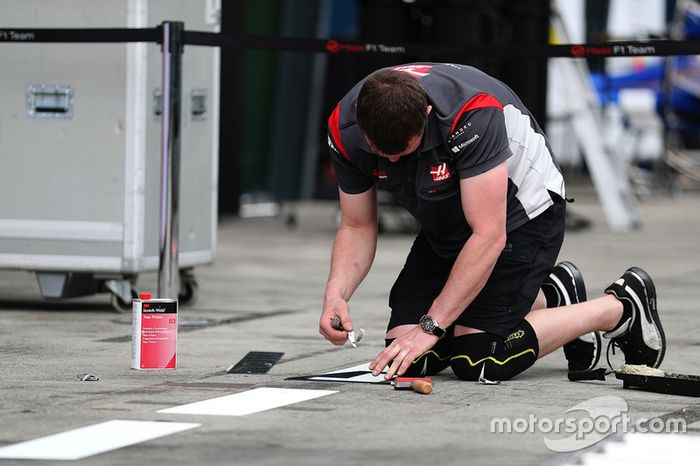 Haas F1 Team preparara su box