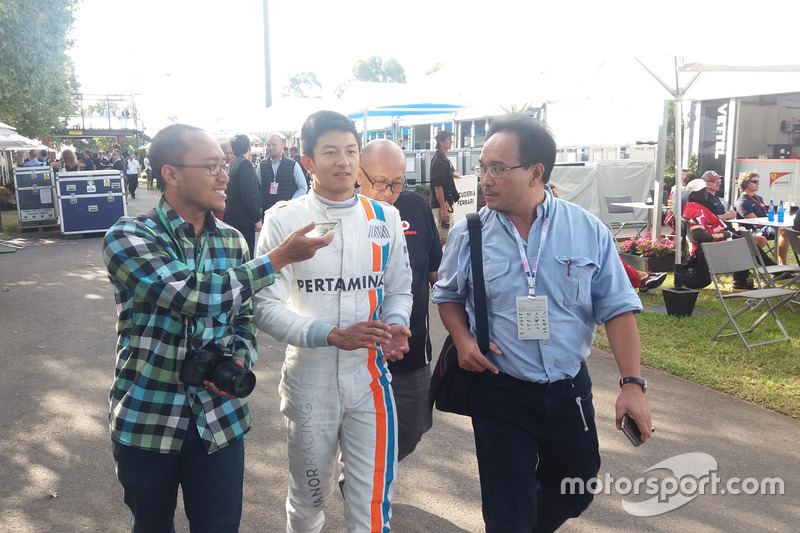 Rio Haryanto diwawancarai oleh media dari Indonesia