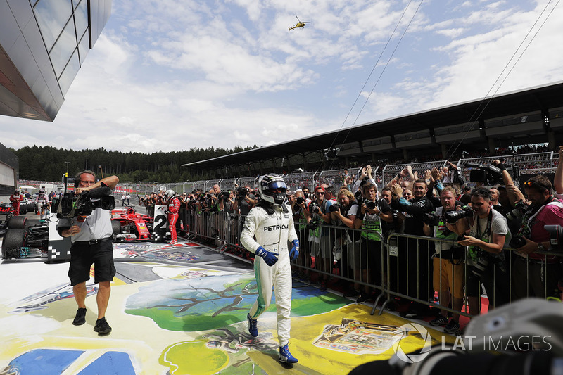 Il vincitore della gara Valtteri Bottas, Mercedes AMG F1