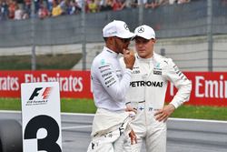 Ganador de la pole Valtteri Bottas, Mercedes AMG F1, Lewis Hamilton, Mercedes AMG F1